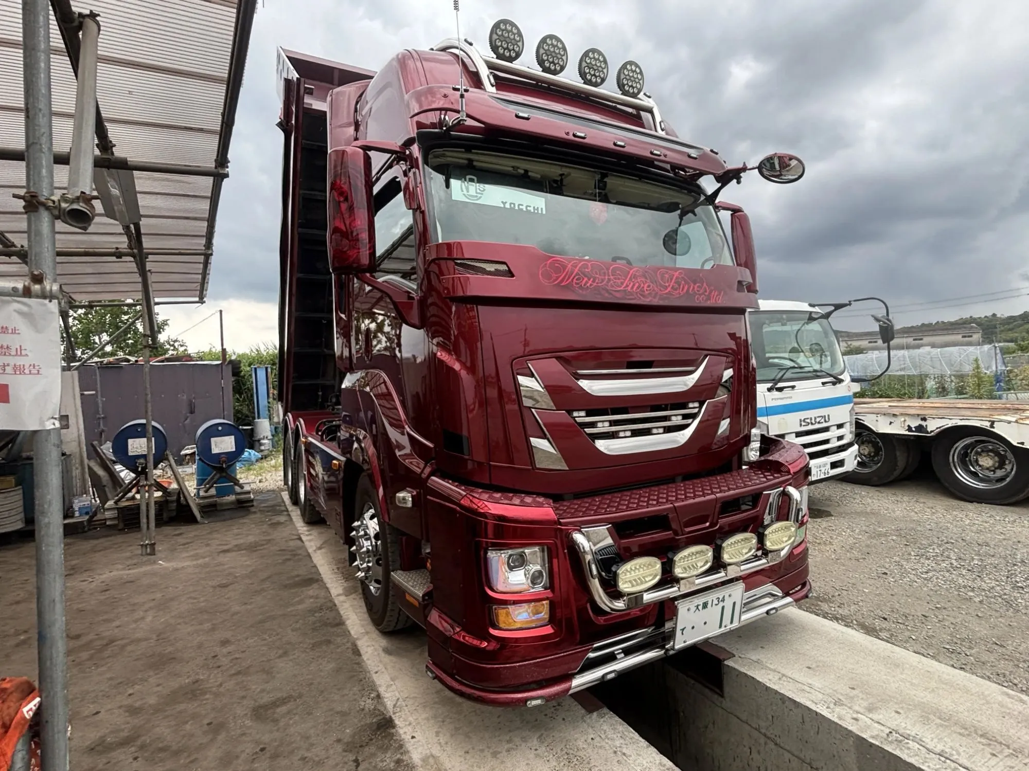 洗浄を行った赤いカスタム塗装のダンプ車